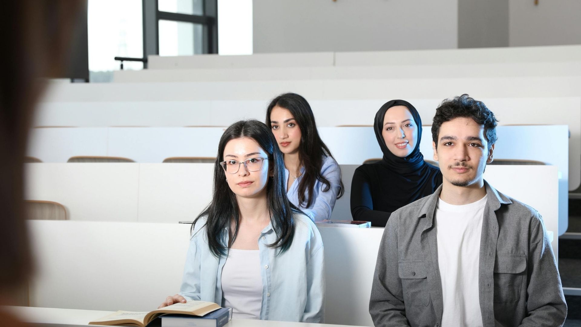 Học thạc sĩ có bắt buộc làm luận văn không?